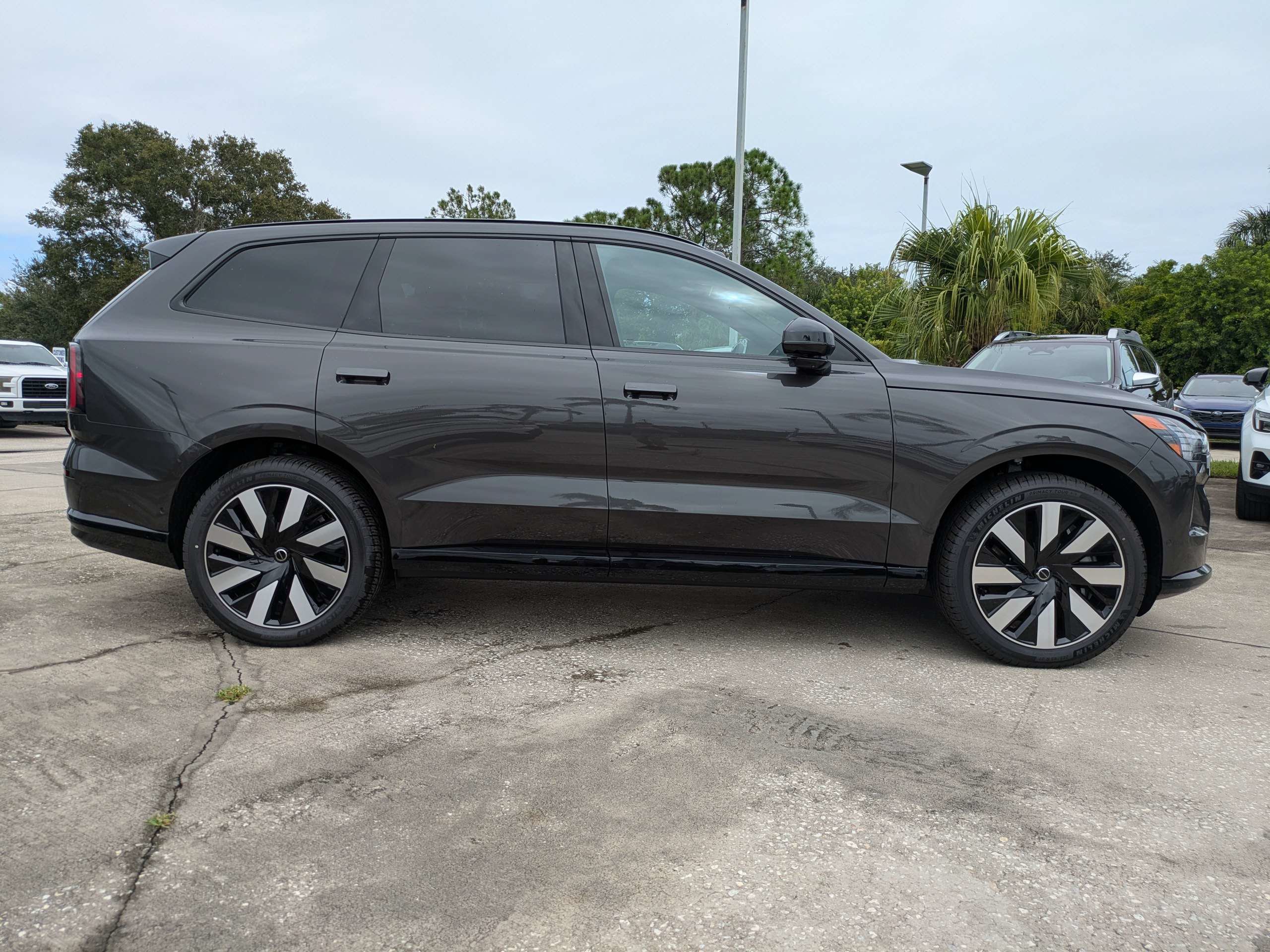 New 2025 Volvo EX90 Plus AWD/4WD image 3
