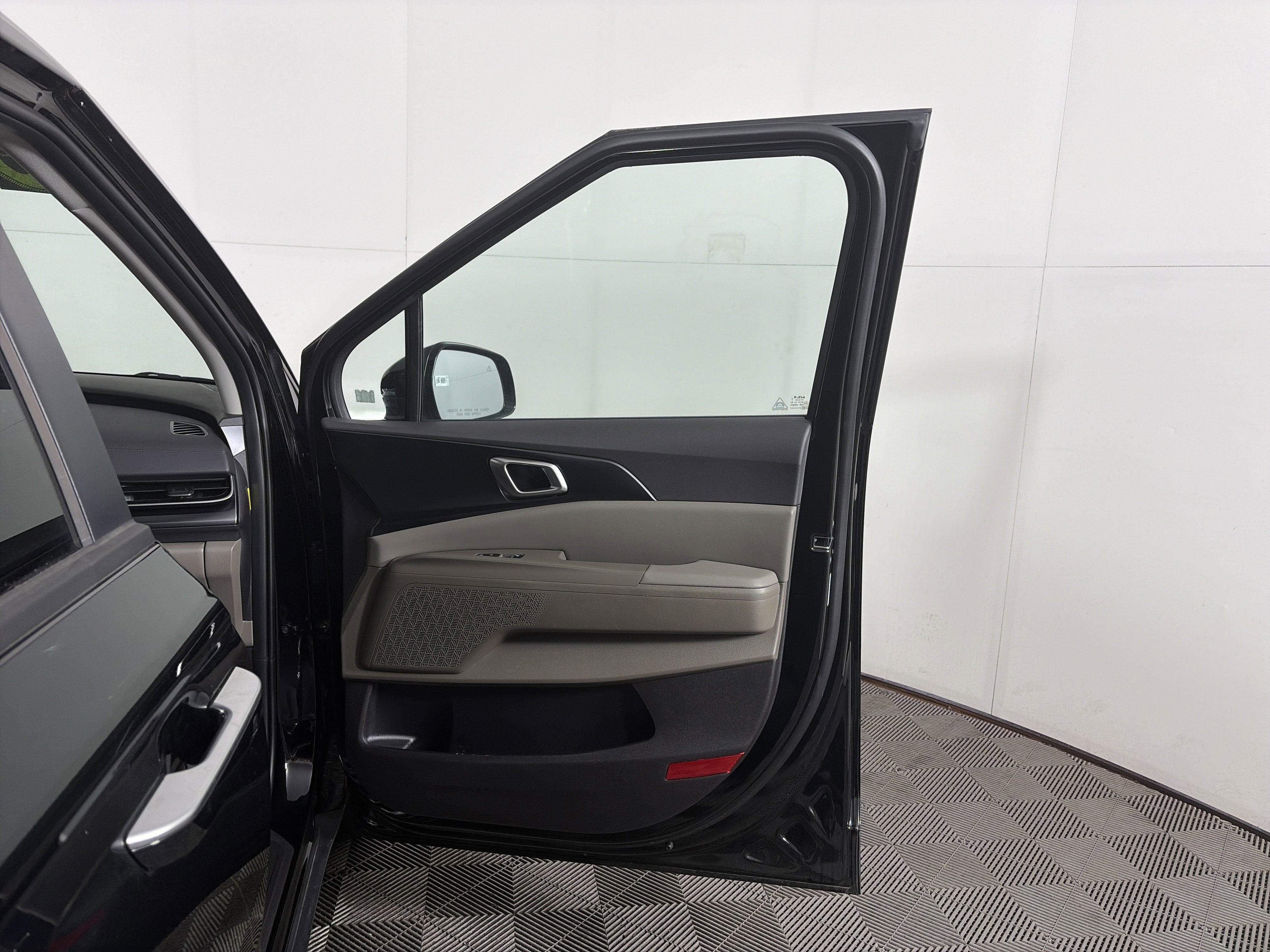 Used 2025 Kia Carnival image 42