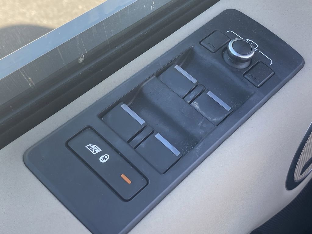 Used 2018 Land Rover Discovery SE AWD/4WD image 9
