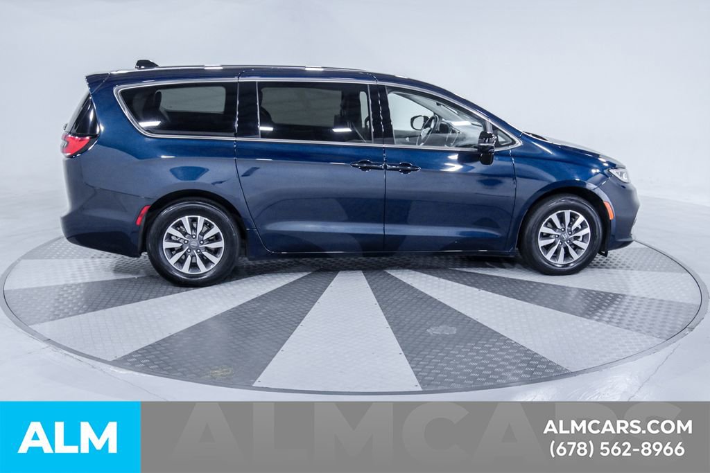 Used 2024 Chrysler Pacifica Select image 12