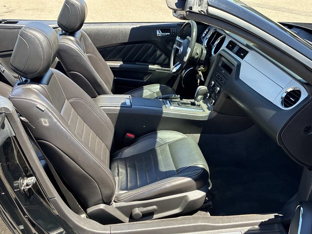 Used 2013 Ford Mustang Premium RWD image 9
