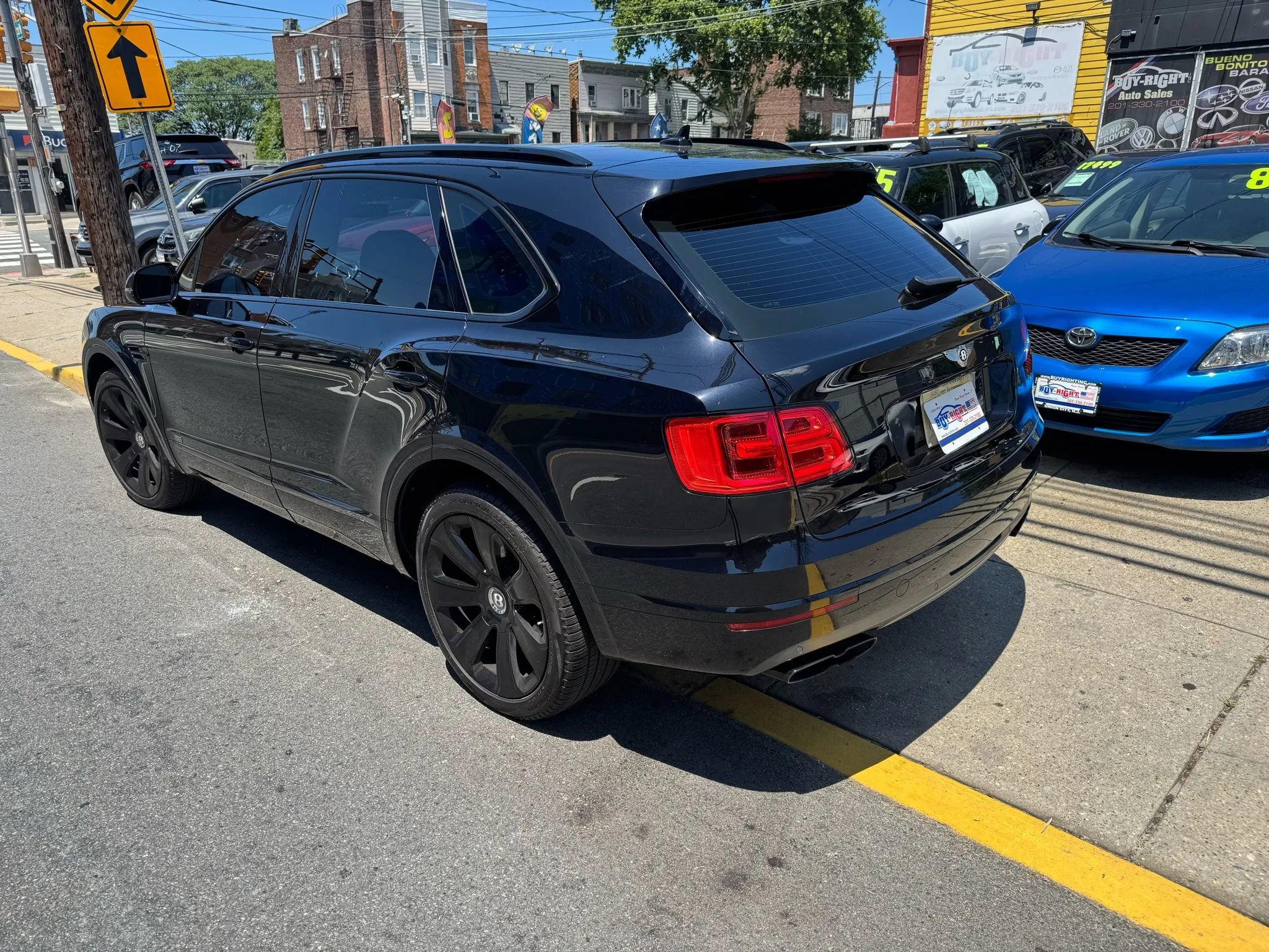 Used 2020 Bentley Bentayga Design Series image 6