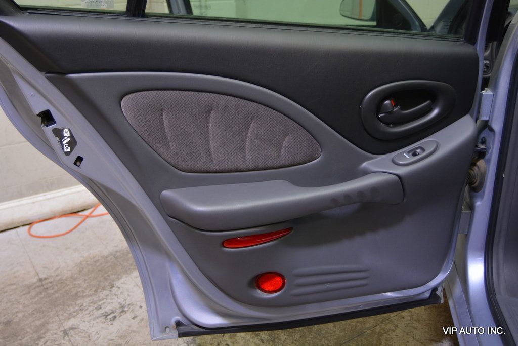 Used 2005 Pontiac Bonneville SE image 9