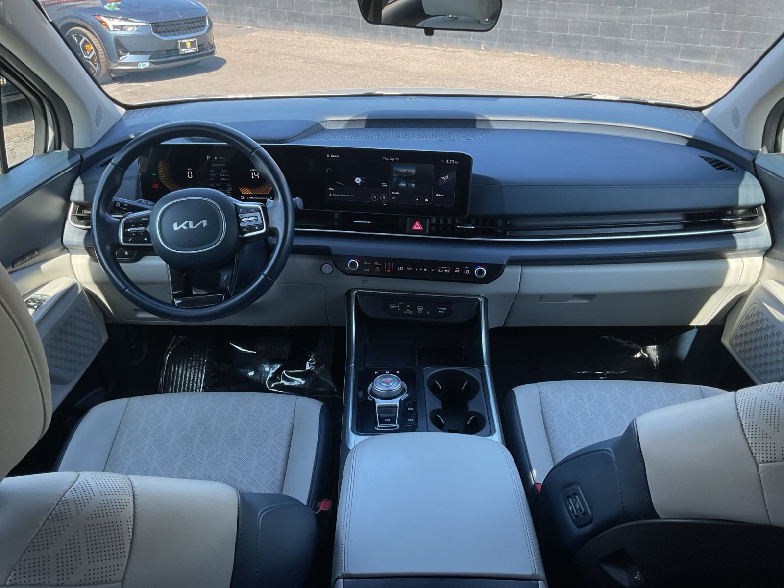 Used 2025 Kia Carnival EX FWD image 17