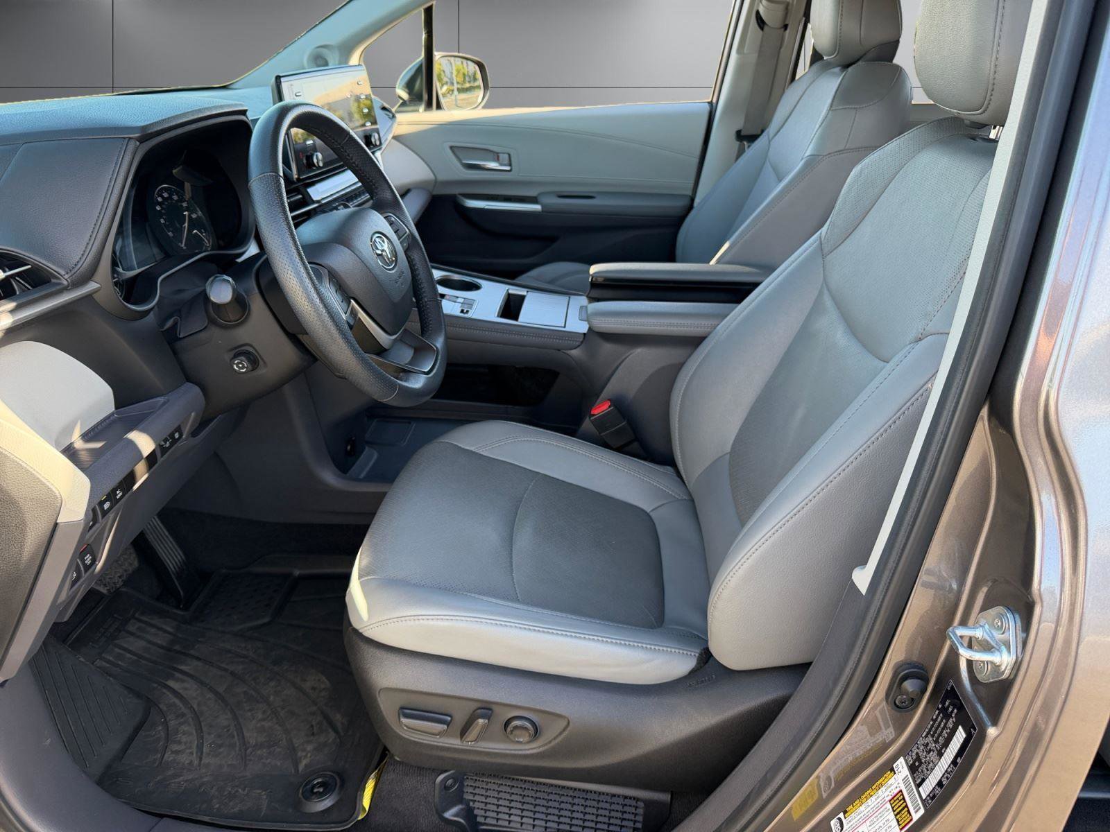 Certified 2024 Toyota Sienna Limited FWD image 16