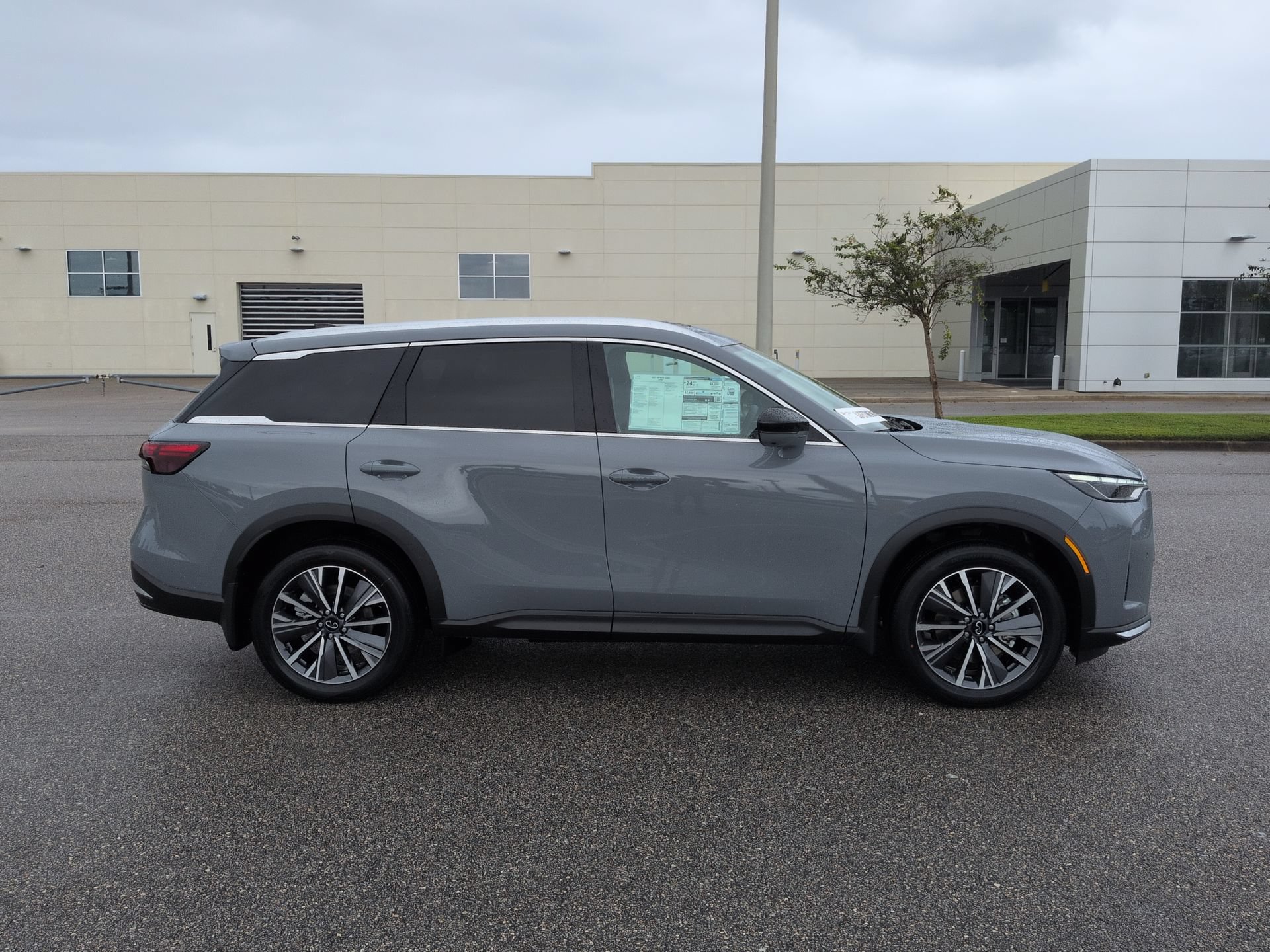New 2027 INFINITI QX60 Luxe w/ Cargo Package FWD image 4