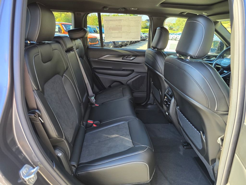 New 2025 Jeep Grand Cherokee Altitude image 24