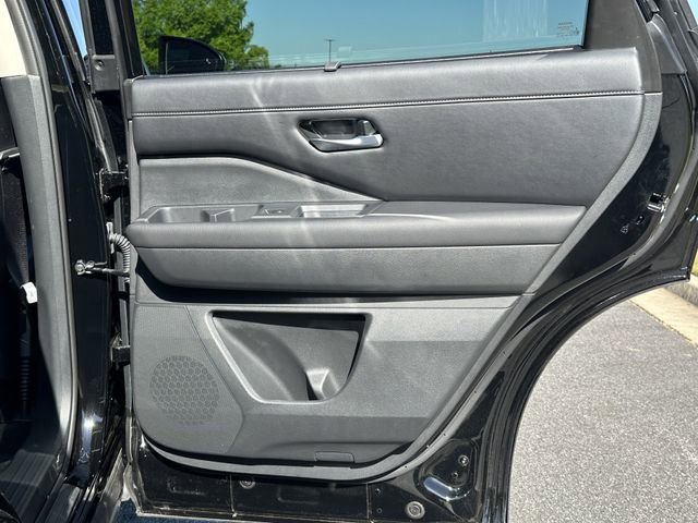 Certified 2025 Nissan Pathfinder SL w/ Black Appearance Package image 17
