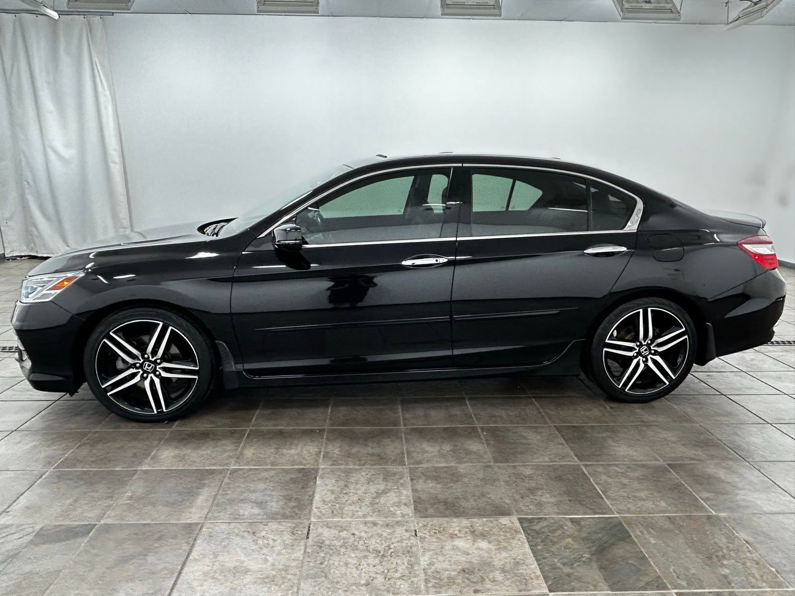 Used 2017 Honda Accord Touring image 2