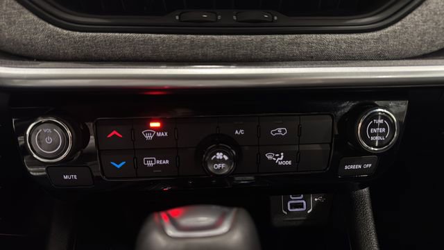 Used 2024 Jeep Compass Latitude image 32