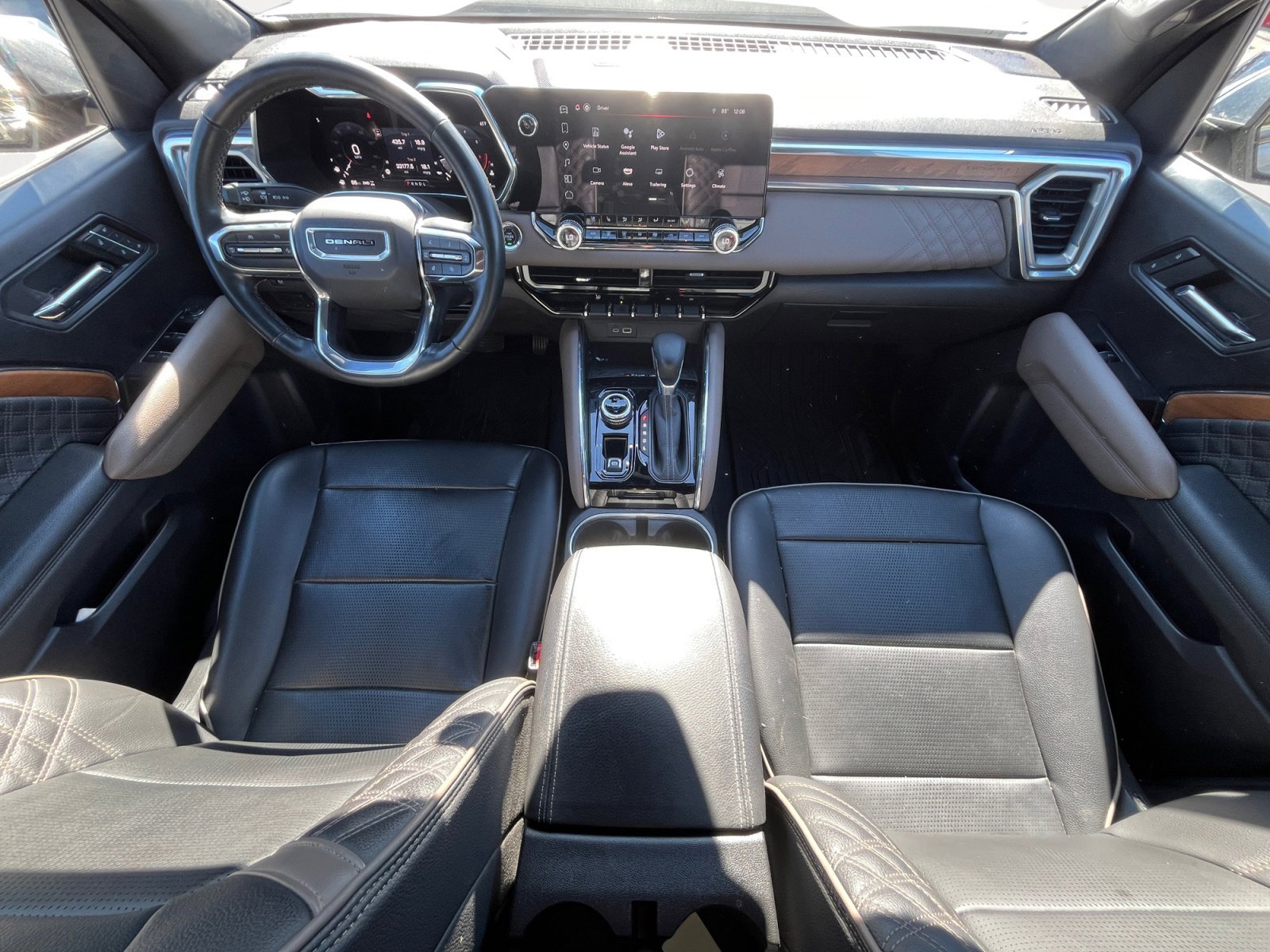 Used 2023 GMC Canyon Denali image 3