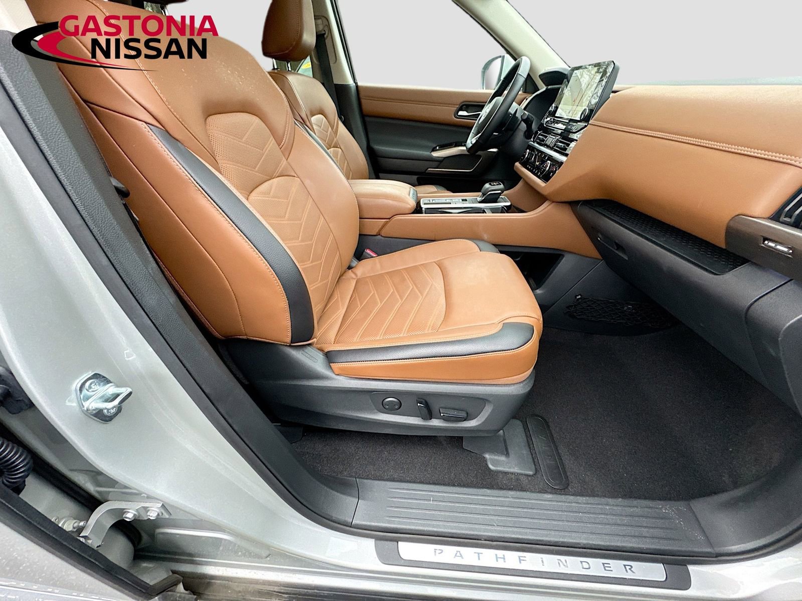 Used 2025 Nissan Pathfinder Platinum w/ Cargo Package image 38