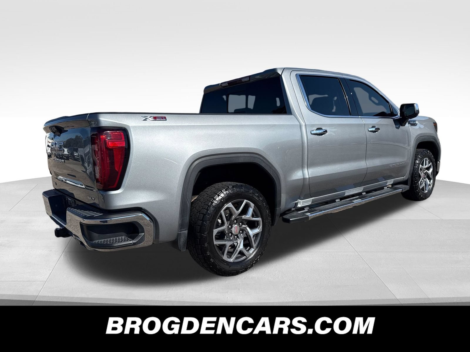 Used 2023 GMC Sierra 1500 SLT w/ SLT Premium Package AWD/4WD image 3