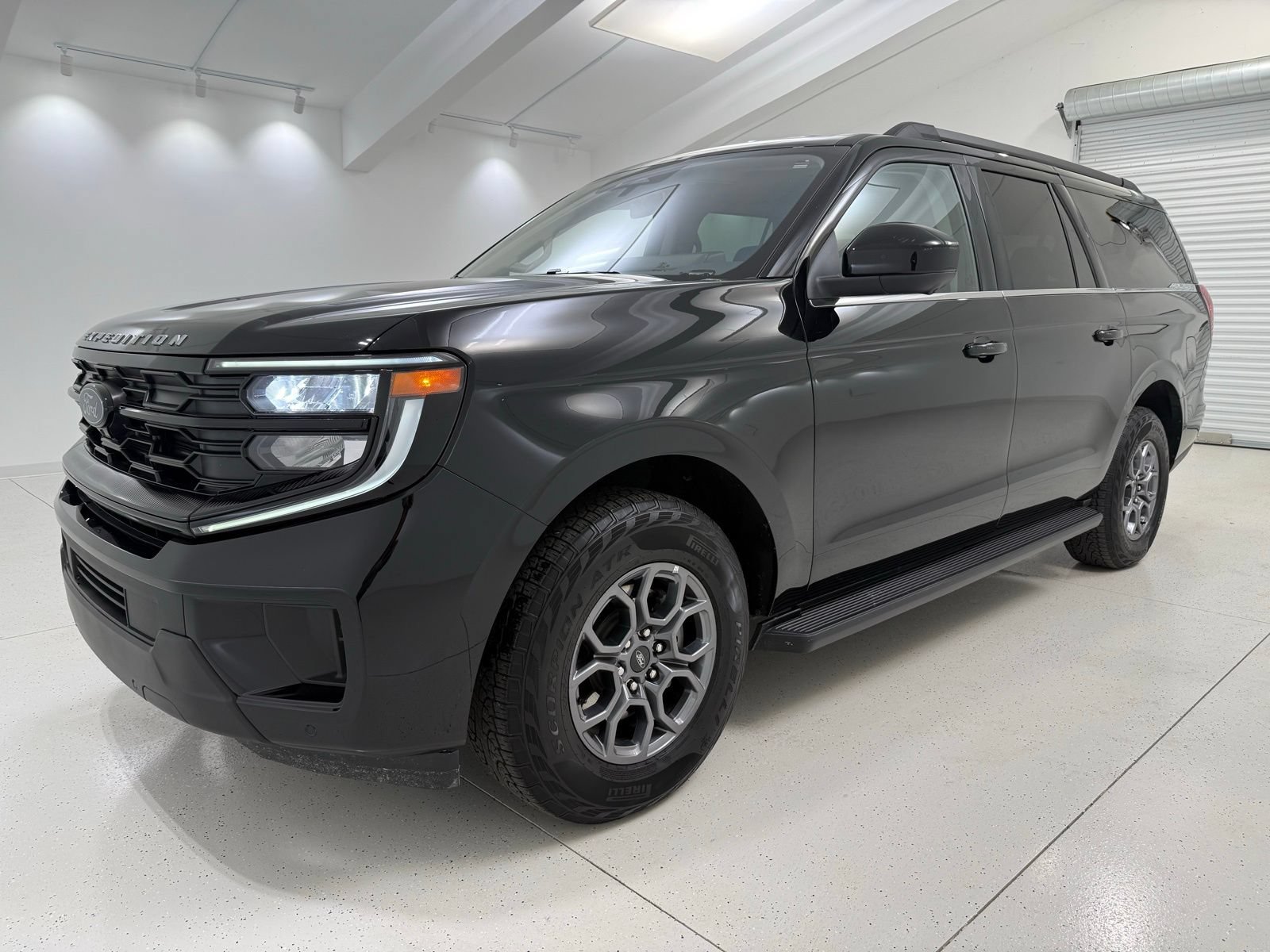 Used 2025 Ford Expedition Max Active AWD/4WD image 3