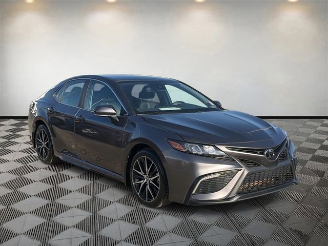 Used 2024 Toyota Camry SE w/ Convenience Package image 3