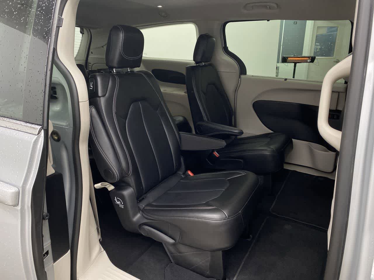 Used 2024 Chrysler Pacifica Touring-L FWD image 17