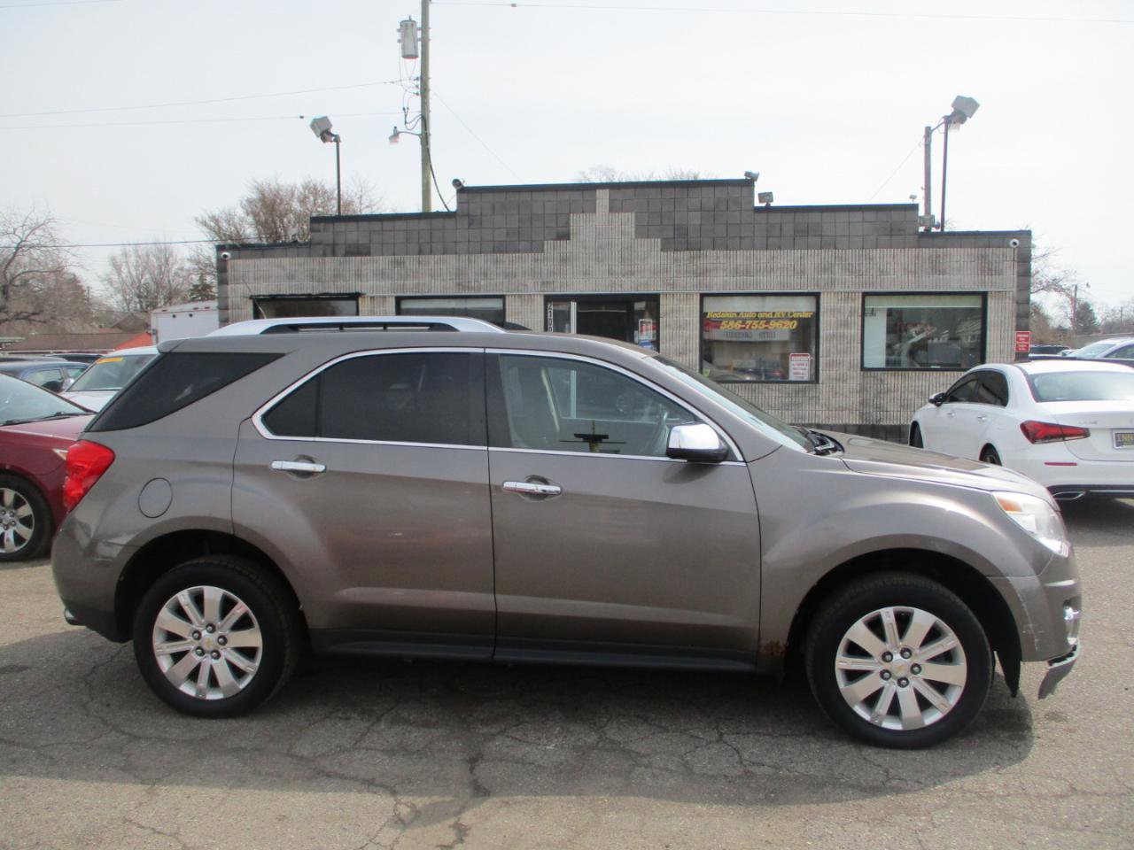 Used 2011 Chevrolet Equinox LT w/ Chrome Appearance Package FWD image 2