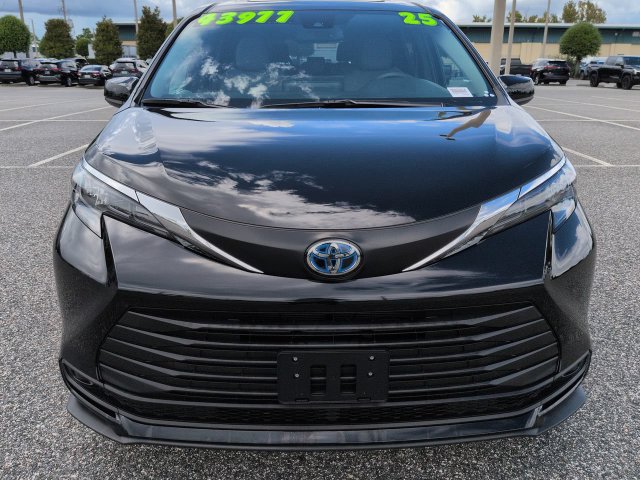 Certified 2025 Toyota Sienna LE w/ LE Plus Package AWD/4WD image 9