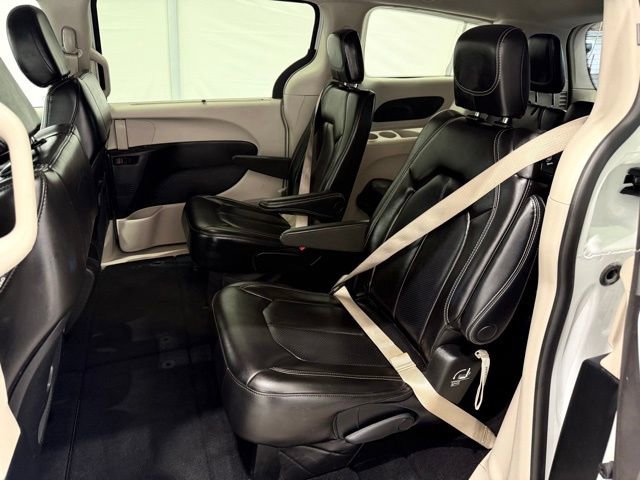 Used 2023 Chrysler Pacifica Touring-L image 19