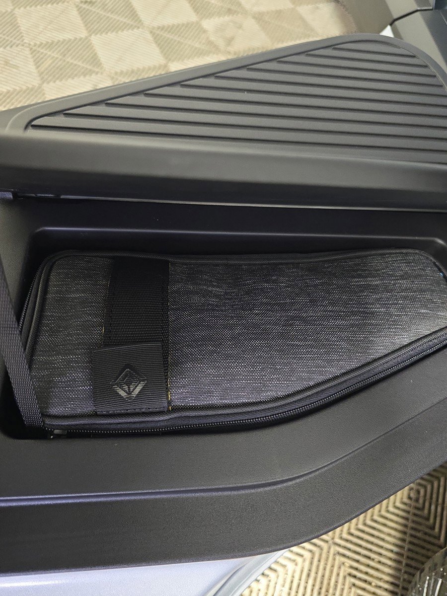 Used 2025 Rivian R1T Adventure image 32