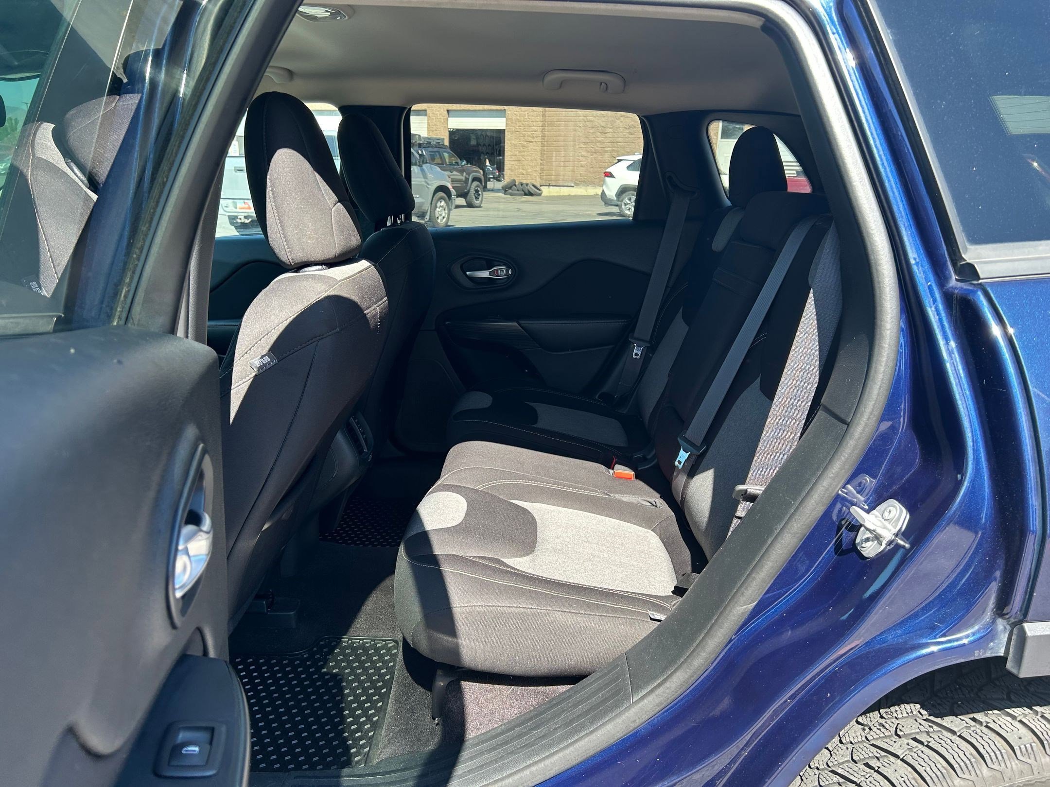 Used 2016 Jeep Cherokee Sport w/ Cold Weather Group FWD image 24