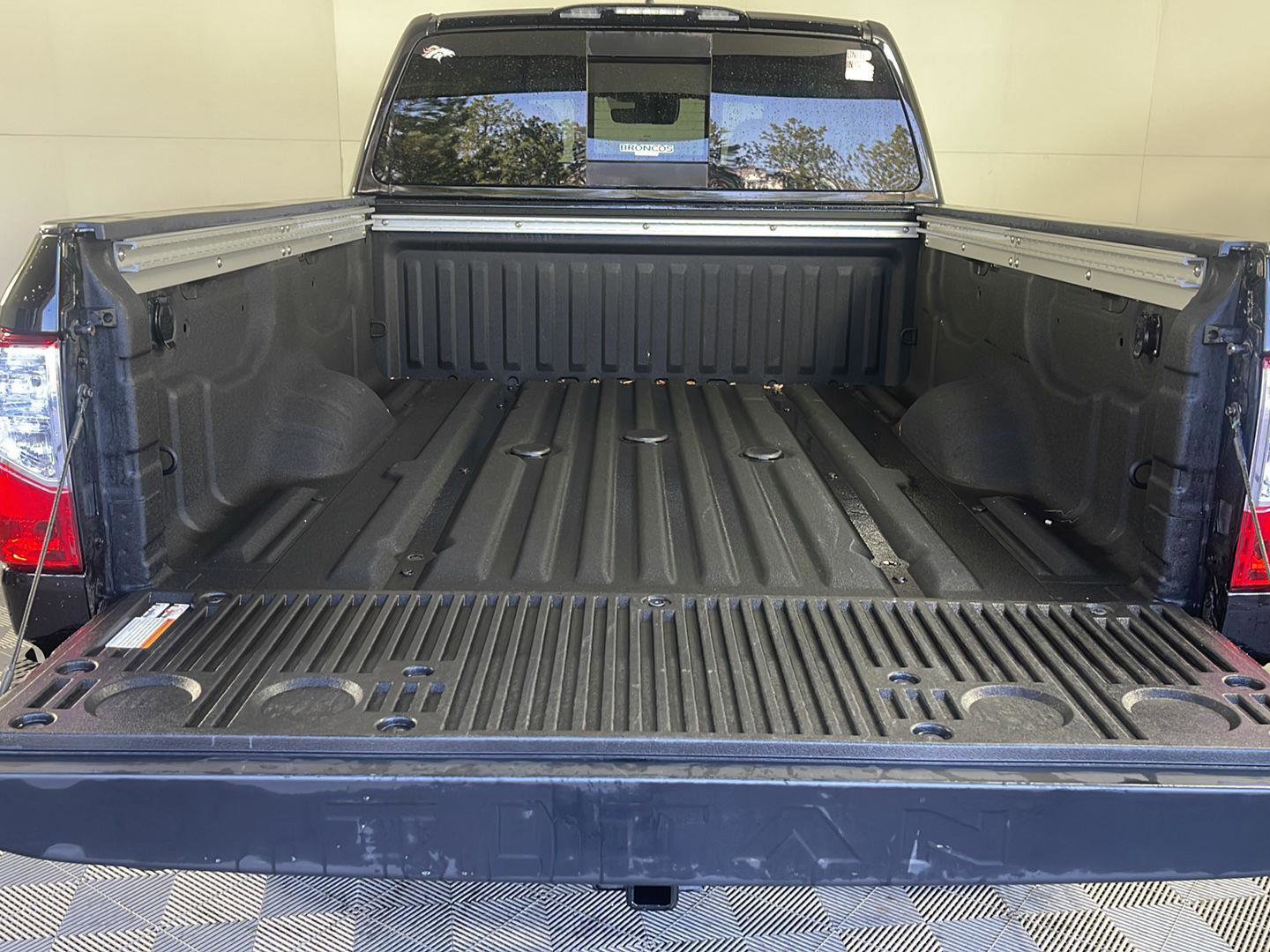 Used 2024 Nissan Titan SV w/ SV Convenience Package image 10