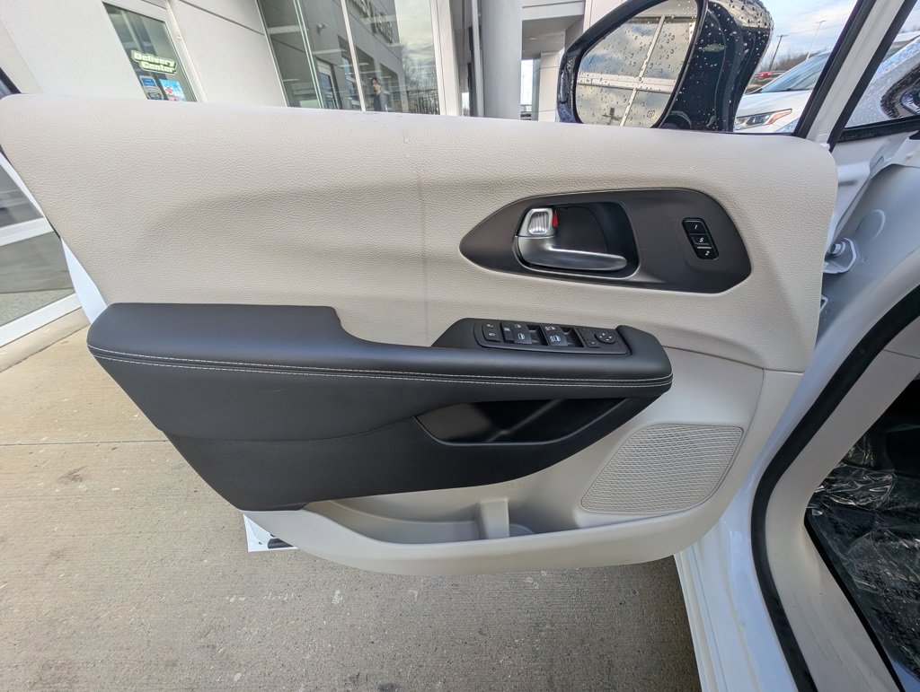 Used 2024 Chrysler Pacifica Touring-L w/ Road Tripper Package image 37