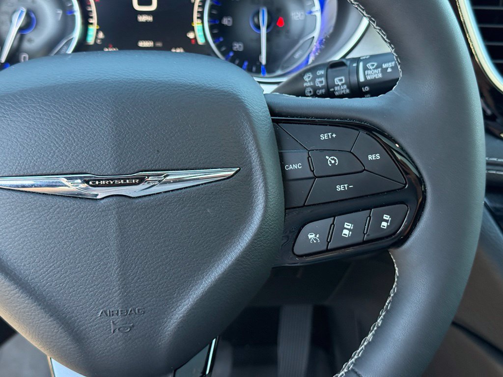 Used 2024 Chrysler Pacifica Limited w/ Uconnect Theater Family Group FWD image 16