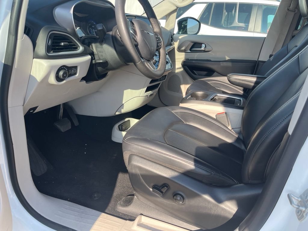 Used 2024 Chrysler Pacifica Touring-L FWD image 9