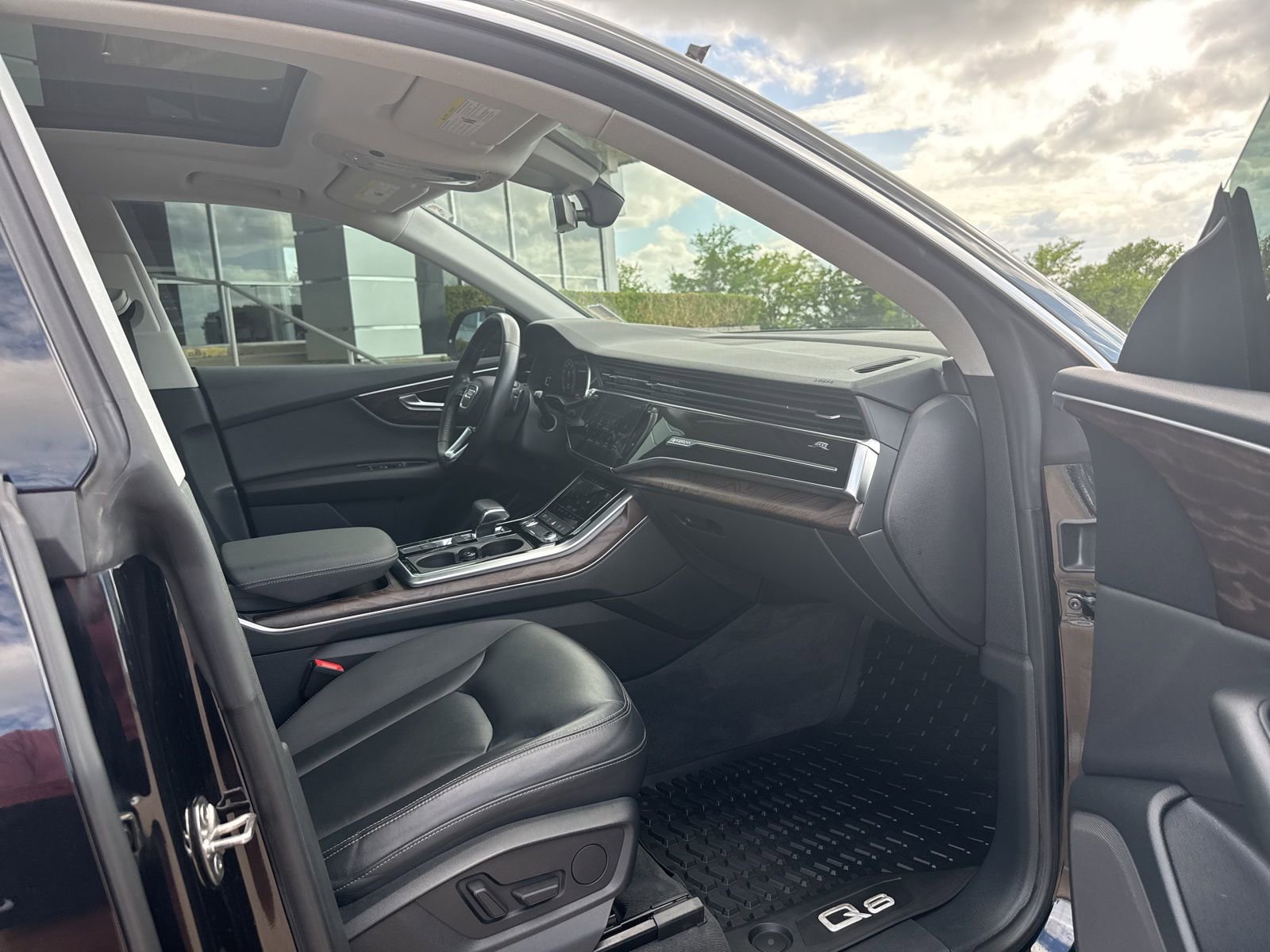 Used 2019 Audi Q8 Premium w/ Convenience Package AWD/4WD image 25