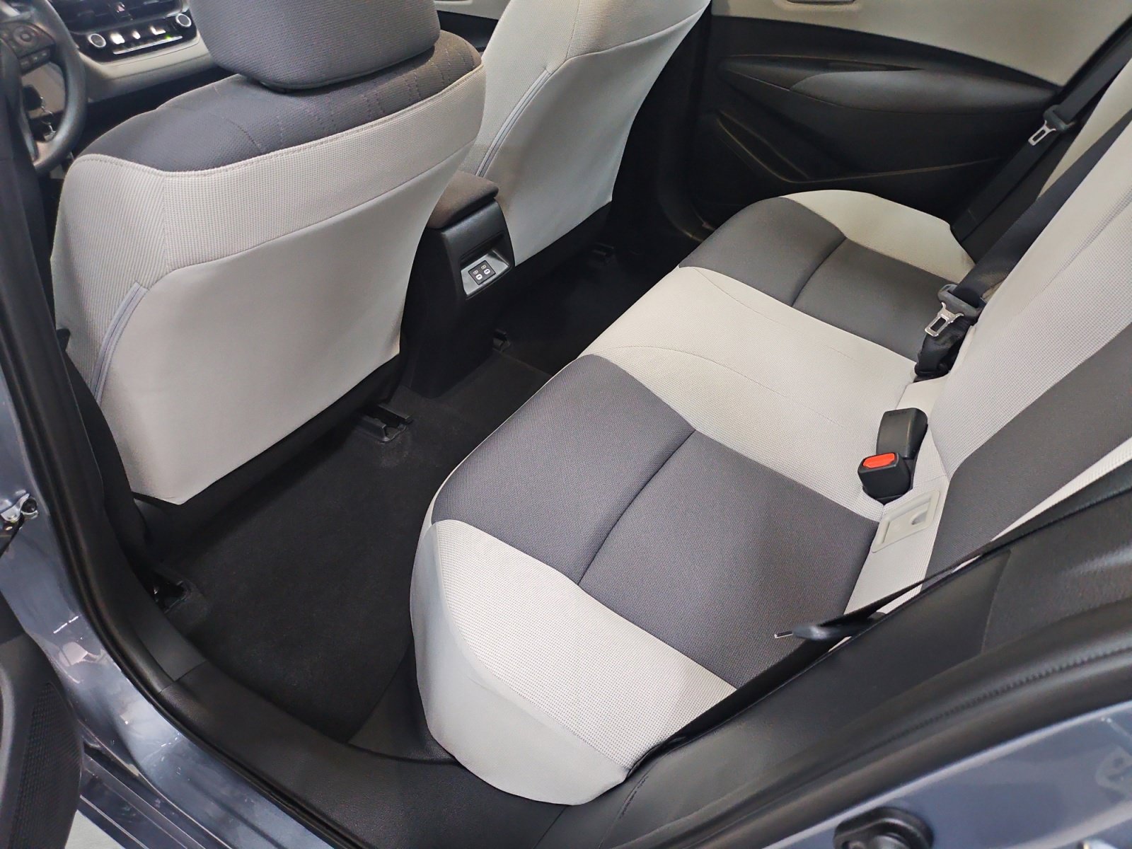 Used 2025 Toyota Corolla LE FWD image 33