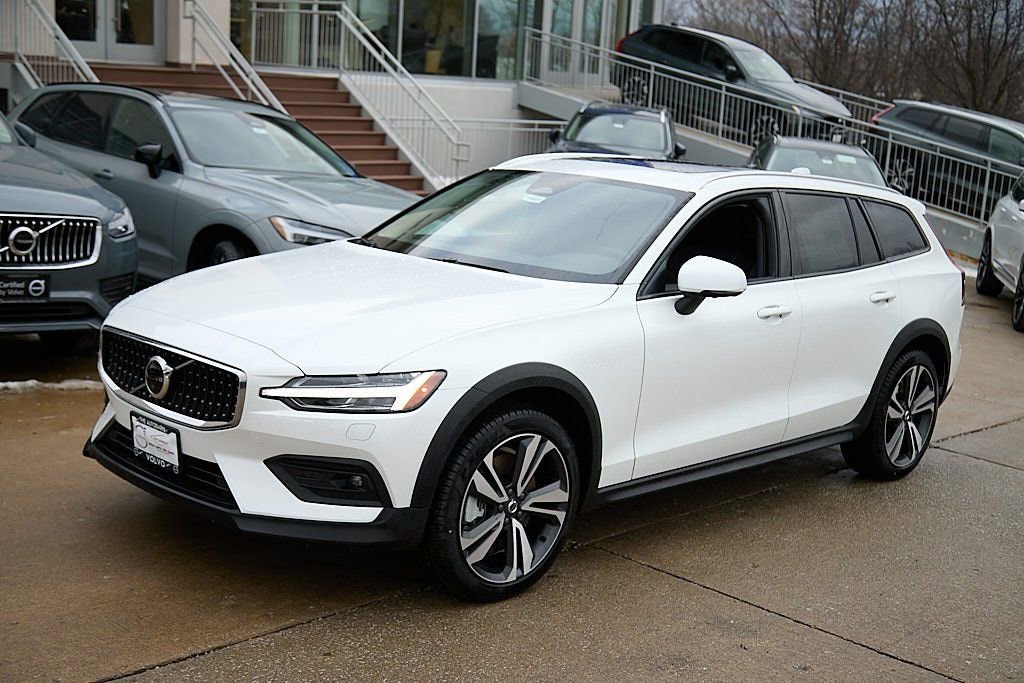 New 2026 Volvo V60 B5 Cross Country Plus w/ Climate Package image 6