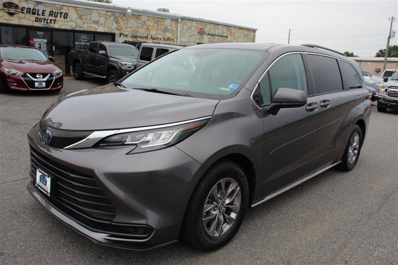 Used 2023 Toyota Sienna LE w/ LE Plus Package FWD image 3