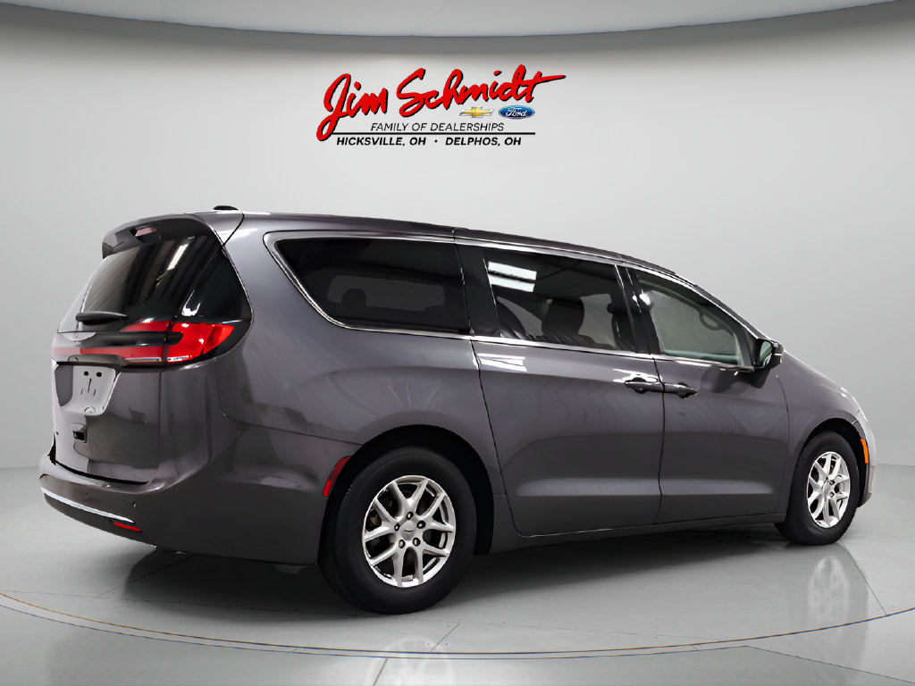 Used 2023 Chrysler Pacifica Touring-L FWD image 6