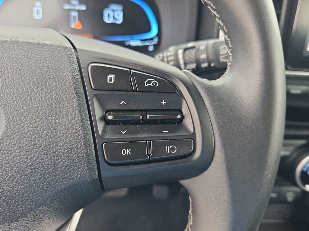 Used 2025 Hyundai Venue SEL FWD image 21