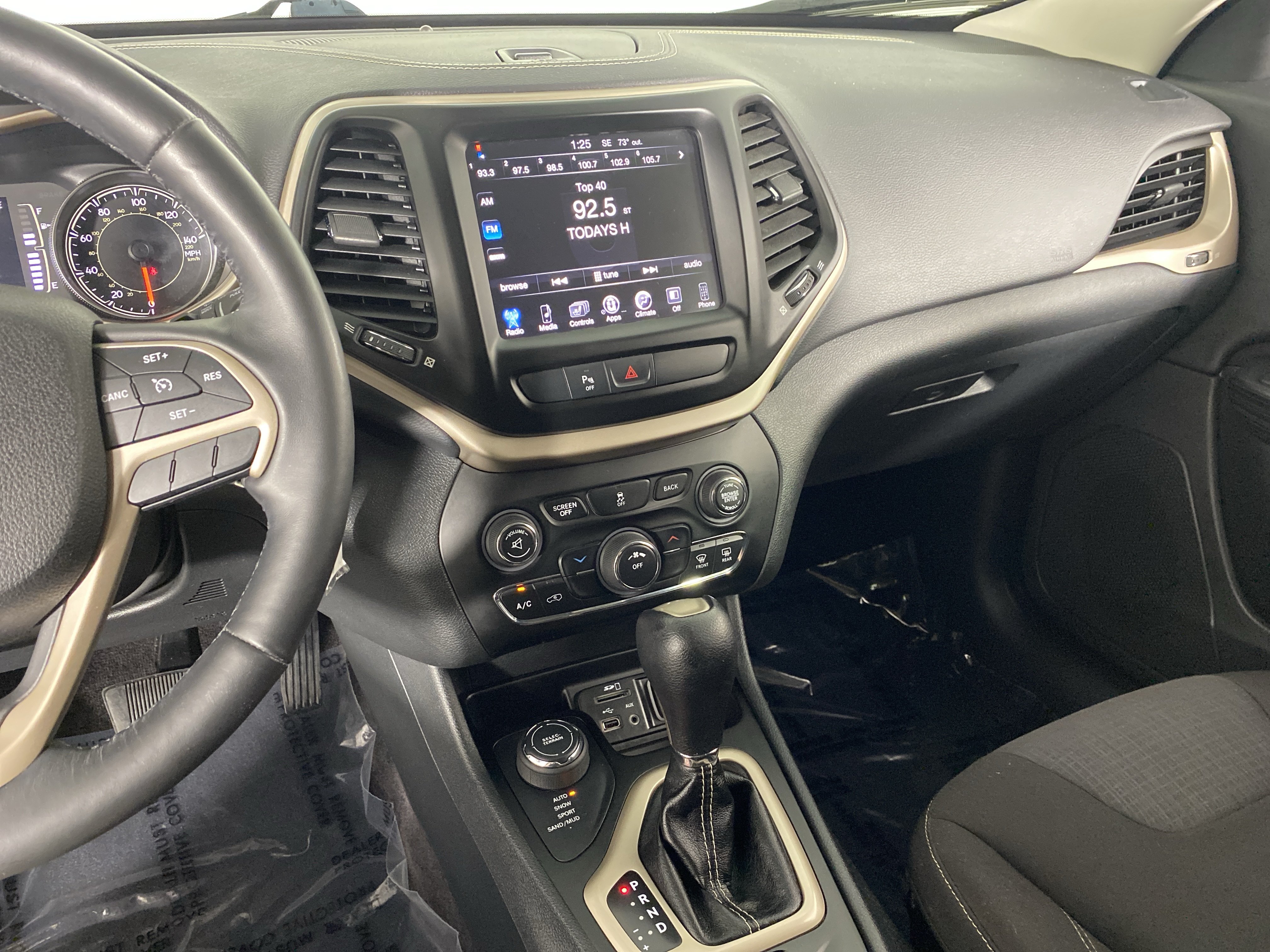 Used 2016 Jeep Cherokee Latitude w/ Safety/Convenience Group AWD/4WD image 25