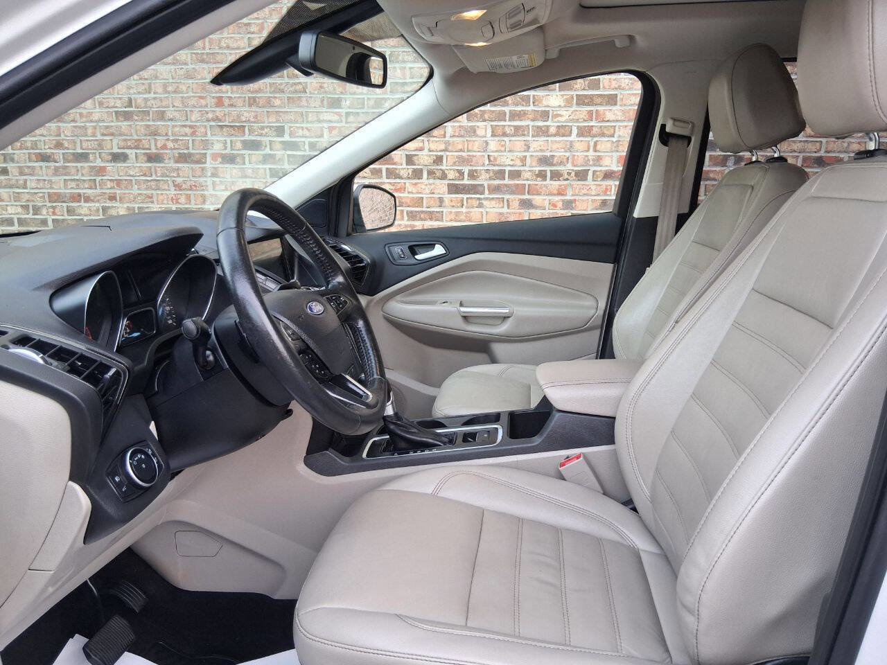 Used 2017 Ford Escape Titanium image 9