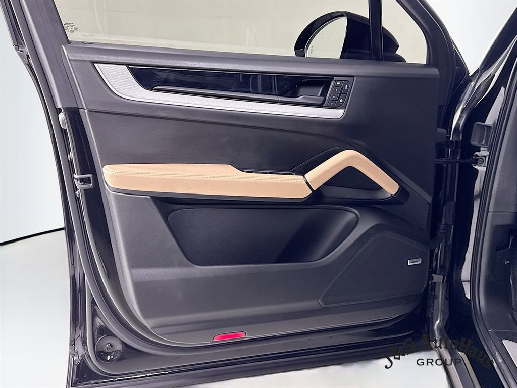 Used 2024 Porsche Cayenne w/ Premium Package image 23