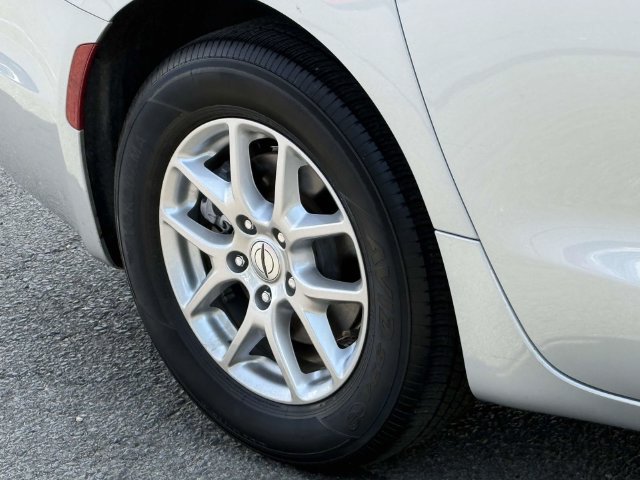 Used 2024 Chrysler Pacifica Touring-L FWD image 8
