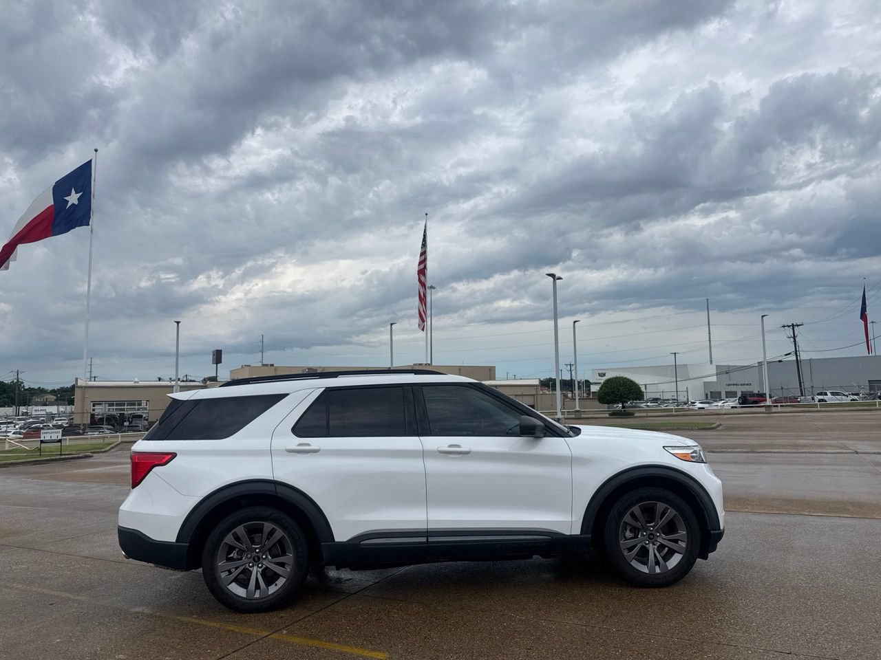 Used 2021 Ford Explorer XLT w/ Equipment Group 202A RWD image 26