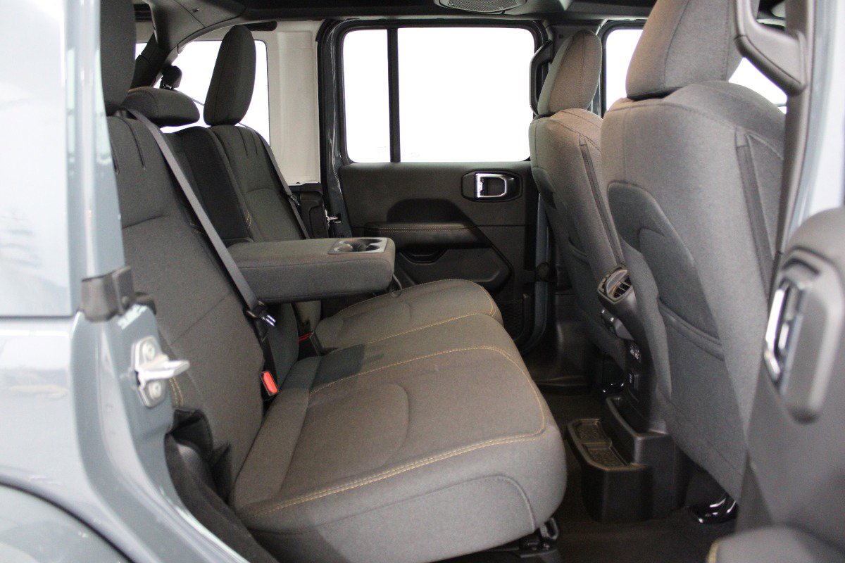 Used 2025 Jeep Wrangler Unlimited Sahara w/ Safety Group image 11