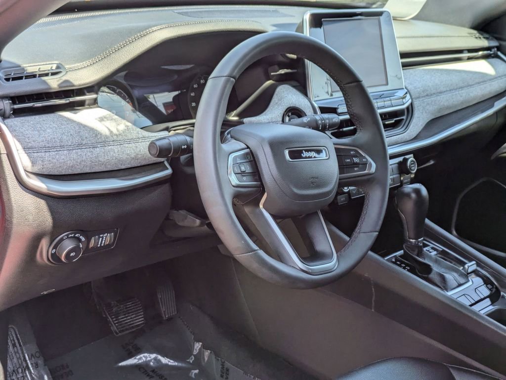 Used 2025 Jeep Compass Latitude image 14