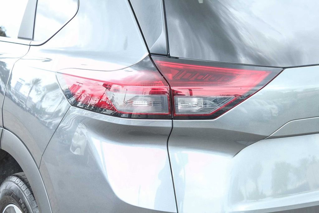 Used 2025 Nissan Rogue SV FWD image 11