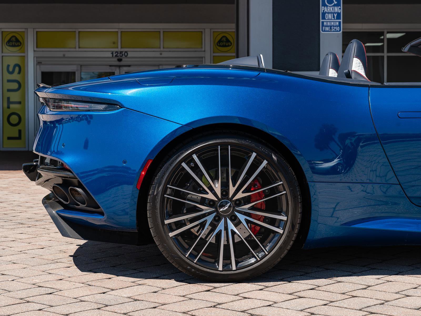 Used 2022 Aston Martin DBS Superleggera Volante image 38
