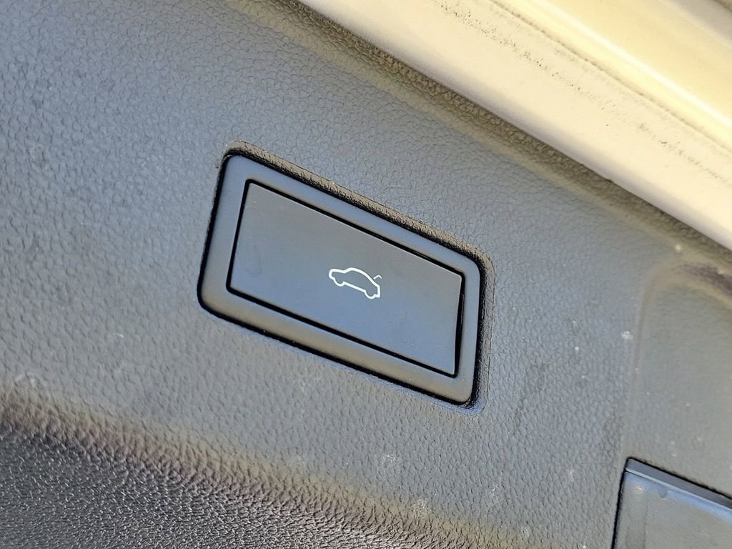 Used 2023 Volkswagen Atlas SEL R-Line image 8