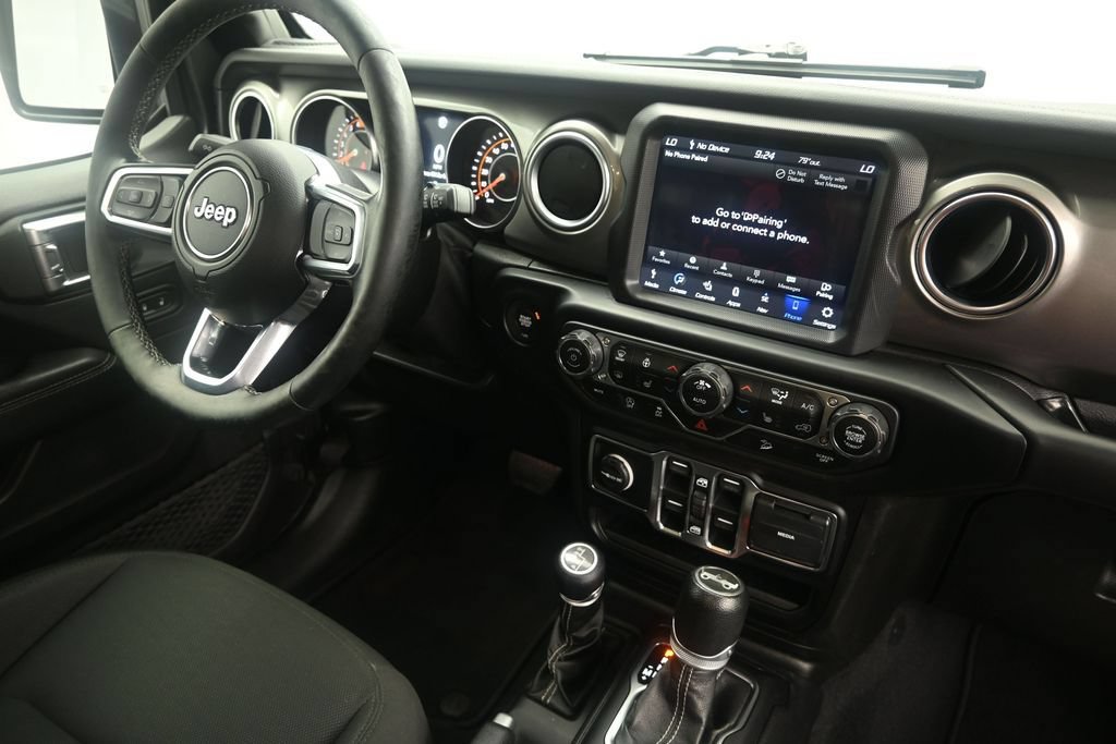 Used 2020 Jeep Wrangler Unlimited Sahara w/ Dual Top Group AWD/4WD image 18