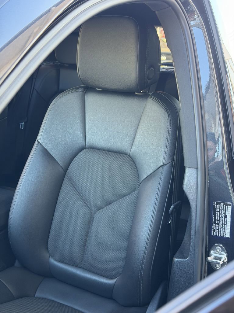 Used 2022 Porsche Macan w/ Premium Package image 31