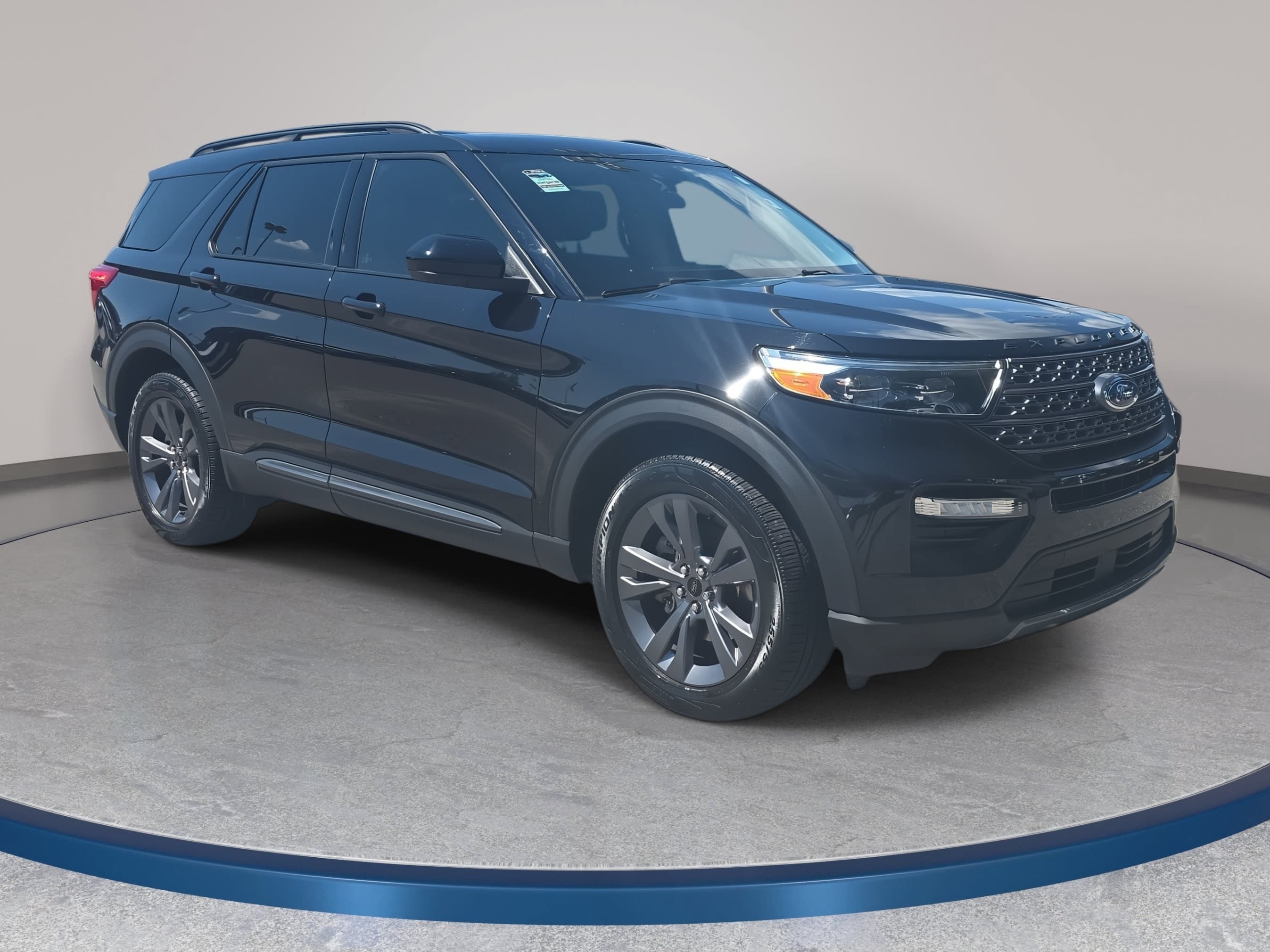 Used 2023 Ford Explorer XLT w/ Equipment Group 202A AWD/4WD image 3
