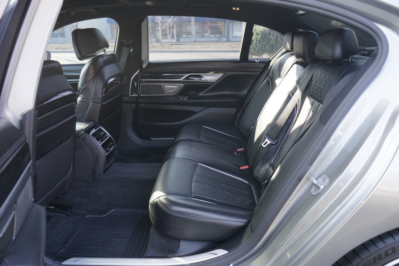 Used 2021 BMW 750i xDrive w/ Executive Package image 22