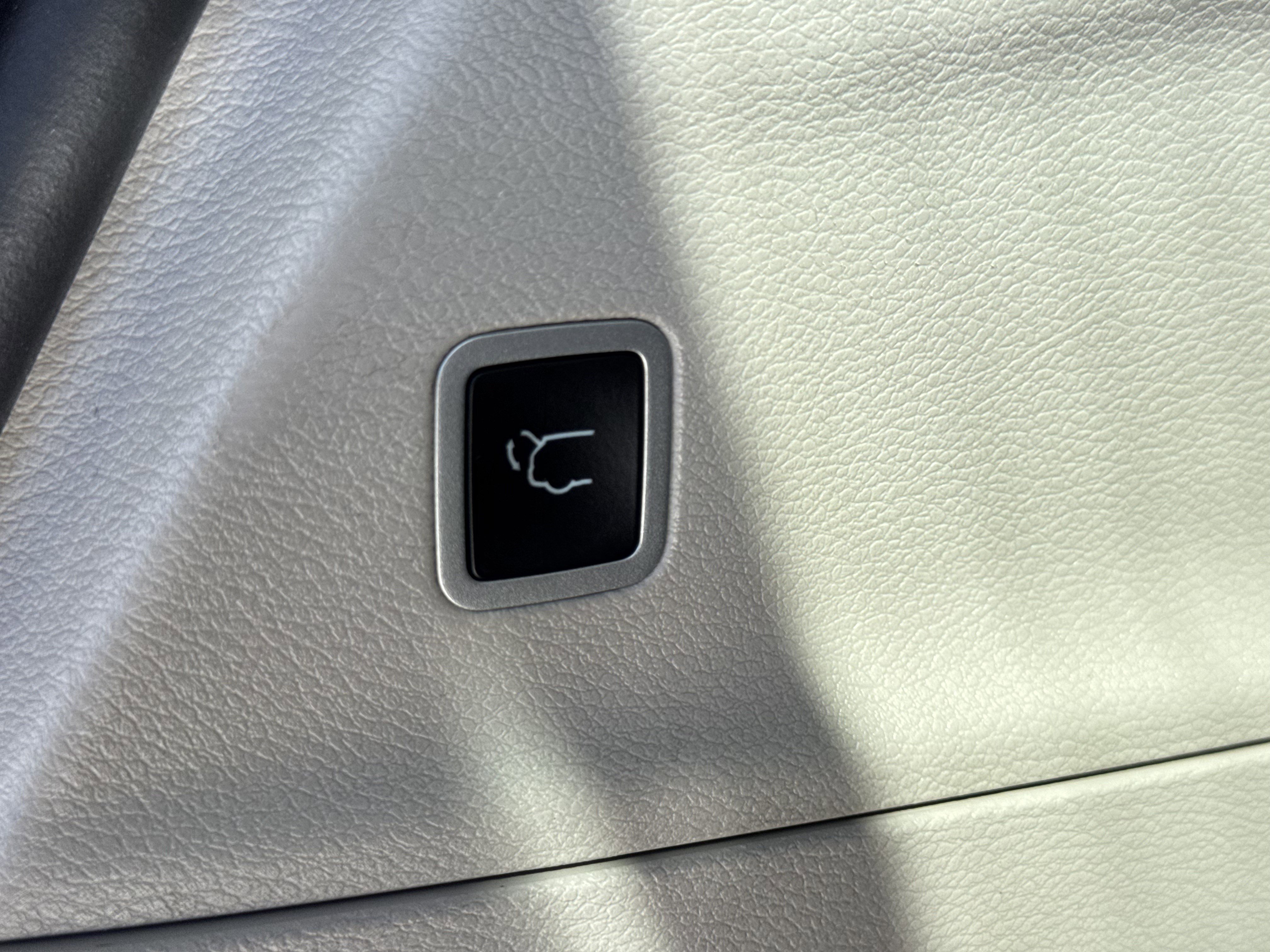 Used 2024 Chrysler Pacifica Touring-L image 8